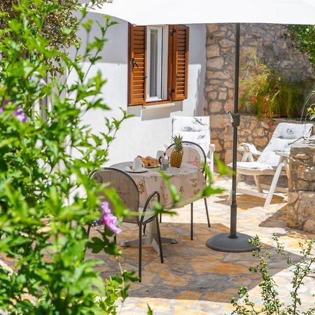 Apartments Jelena Supetar - Four Apartments - A Small House With A Private Yard - Two-Room Apartment With A Sea View - Studio Apartment - Two-Room Apartment With Garden View- Free Parking Dış mekan fotoğraf