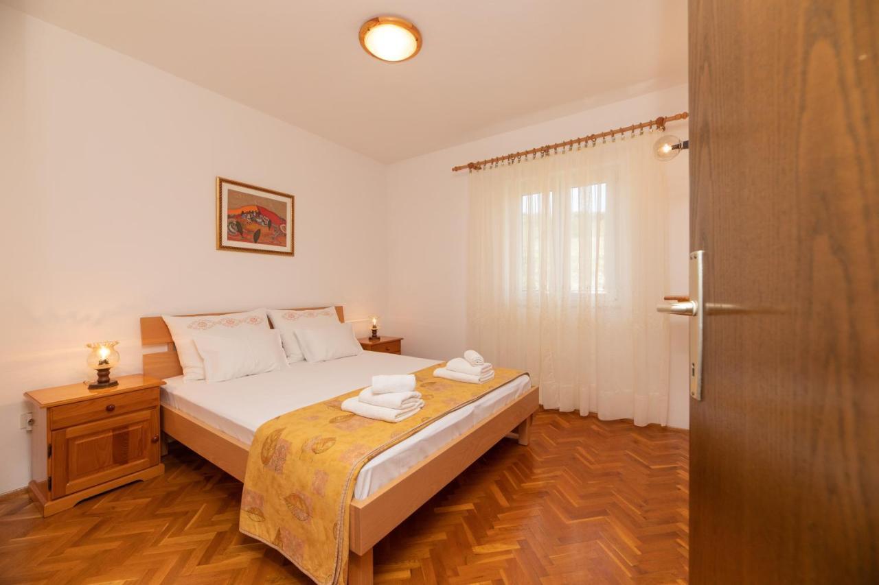Apartments Jelena Supetar - Four Apartments - A Small House With A Private Yard - Two-Room Apartment With A Sea View - Studio Apartment - Two-Room Apartment With Garden View- Free Parking Dış mekan fotoğraf