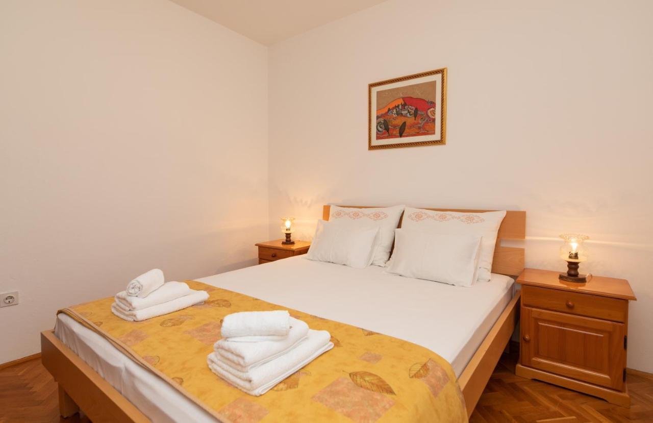Apartments Jelena Supetar - Four Apartments - A Small House With A Private Yard - Two-Room Apartment With A Sea View - Studio Apartment - Two-Room Apartment With Garden View- Free Parking Dış mekan fotoğraf