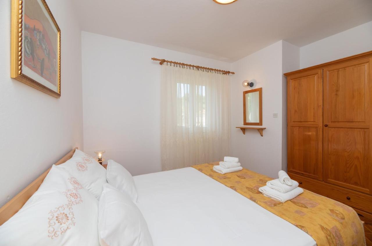 Apartments Jelena Supetar - Four Apartments - A Small House With A Private Yard - Two-Room Apartment With A Sea View - Studio Apartment - Two-Room Apartment With Garden View- Free Parking Dış mekan fotoğraf