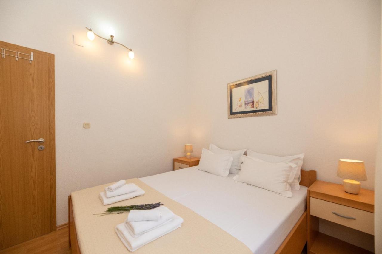 Apartments Jelena Supetar - Four Apartments - A Small House With A Private Yard - Two-Room Apartment With A Sea View - Studio Apartment - Two-Room Apartment With Garden View- Free Parking Dış mekan fotoğraf