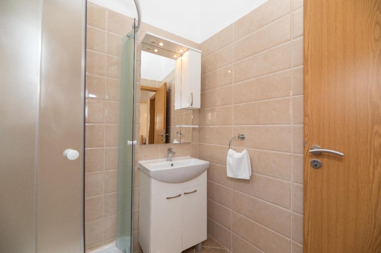 Apartments Jelena Supetar - Four Apartments - A Small House With A Private Yard - Two-Room Apartment With A Sea View - Studio Apartment - Two-Room Apartment With Garden View- Free Parking Dış mekan fotoğraf