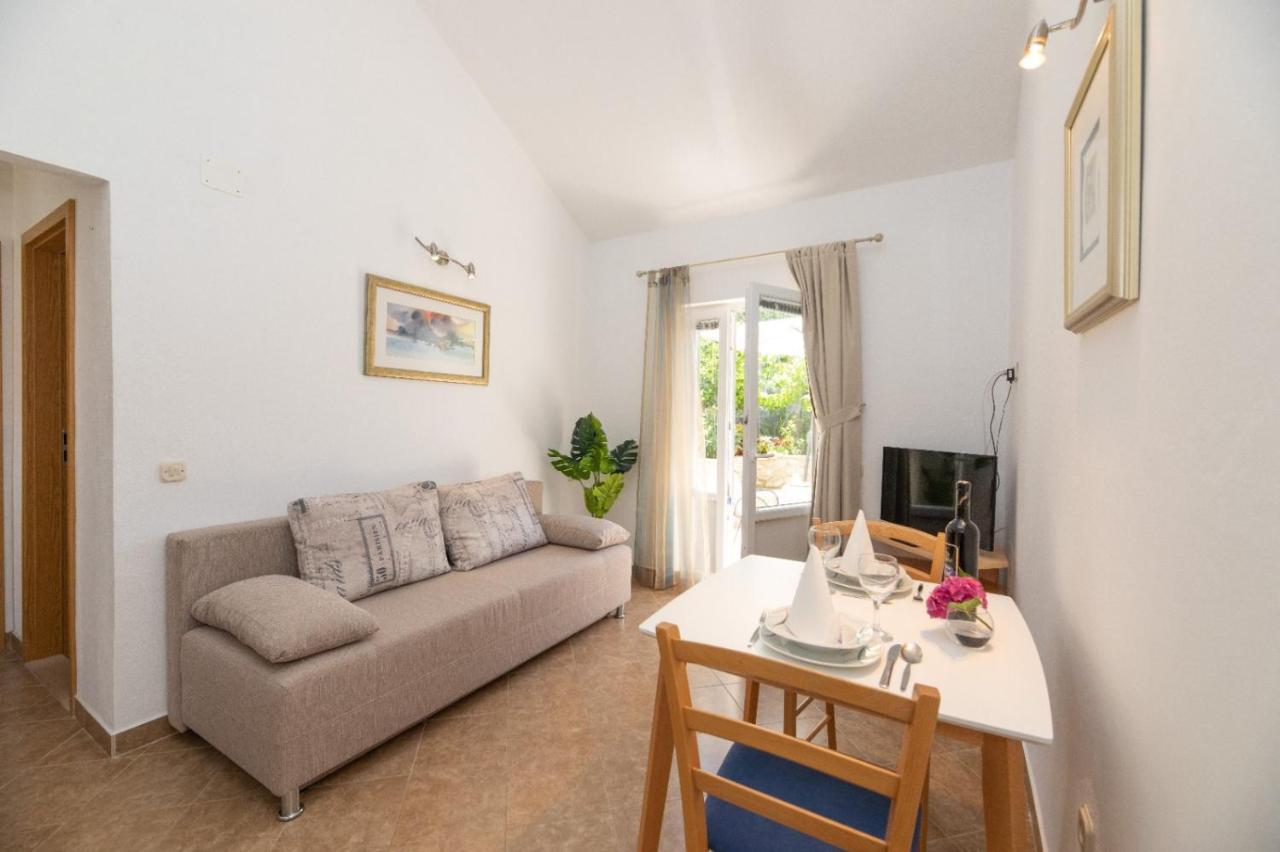 Apartments Jelena Supetar - Four Apartments - A Small House With A Private Yard - Two-Room Apartment With A Sea View - Studio Apartment - Two-Room Apartment With Garden View- Free Parking Dış mekan fotoğraf