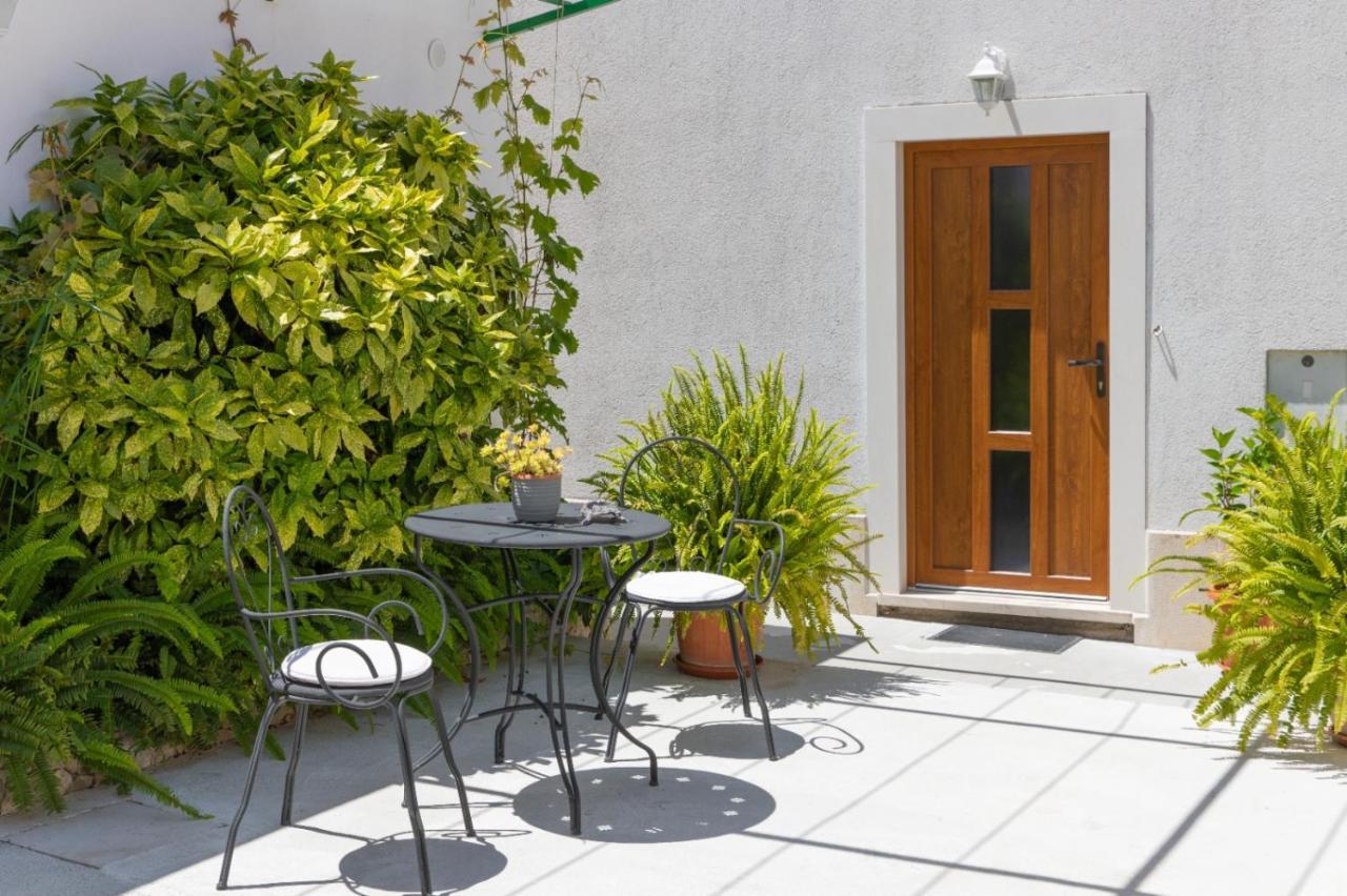 Apartments Jelena Supetar - Four Apartments - A Small House With A Private Yard - Two-Room Apartment With A Sea View - Studio Apartment - Two-Room Apartment With Garden View- Free Parking Dış mekan fotoğraf
