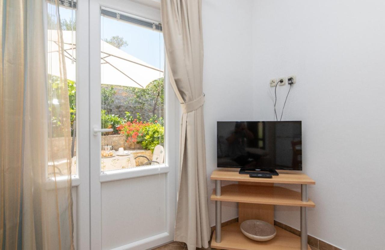 Apartments Jelena Supetar - Four Apartments - A Small House With A Private Yard - Two-Room Apartment With A Sea View - Studio Apartment - Two-Room Apartment With Garden View- Free Parking Dış mekan fotoğraf