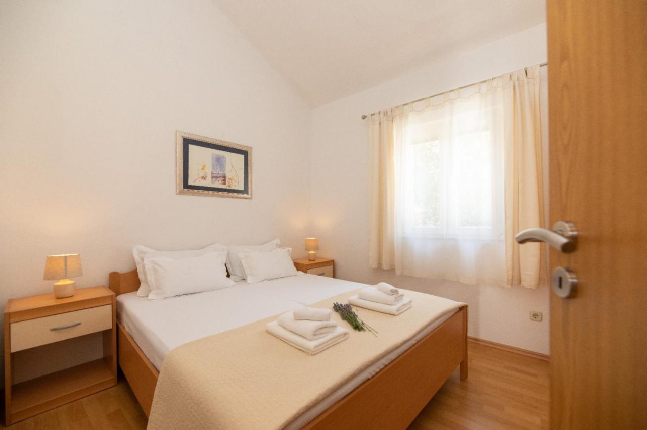 Apartments Jelena Supetar - Four Apartments - A Small House With A Private Yard - Two-Room Apartment With A Sea View - Studio Apartment - Two-Room Apartment With Garden View- Free Parking Dış mekan fotoğraf