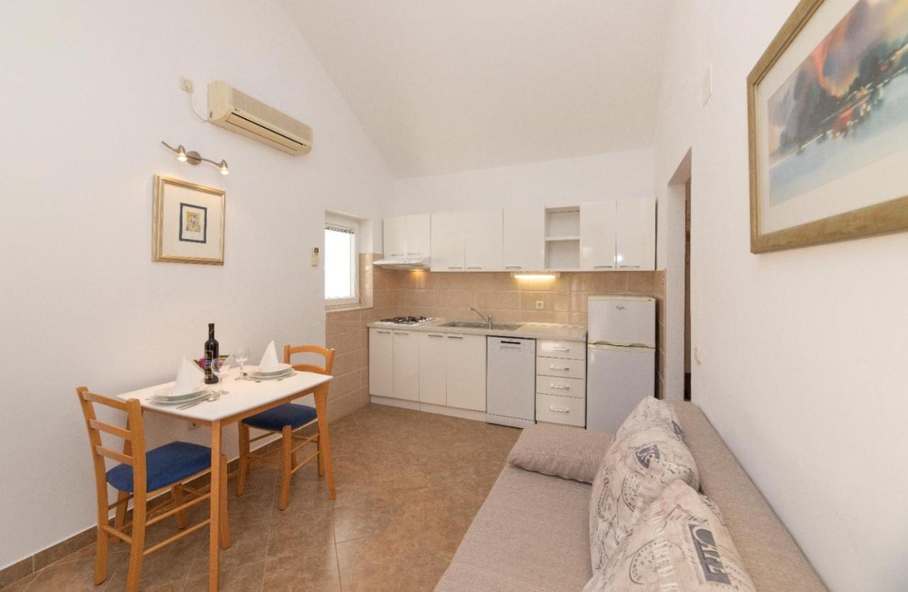 Apartments Jelena Supetar - Four Apartments - A Small House With A Private Yard - Two-Room Apartment With A Sea View - Studio Apartment - Two-Room Apartment With Garden View- Free Parking Dış mekan fotoğraf