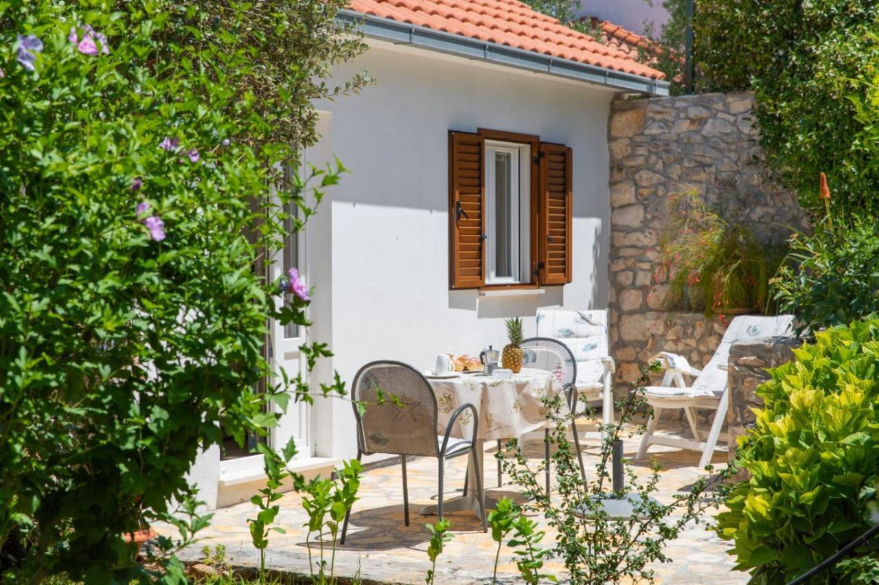 Apartments Jelena Supetar - Four Apartments - A Small House With A Private Yard - Two-Room Apartment With A Sea View - Studio Apartment - Two-Room Apartment With Garden View- Free Parking Dış mekan fotoğraf