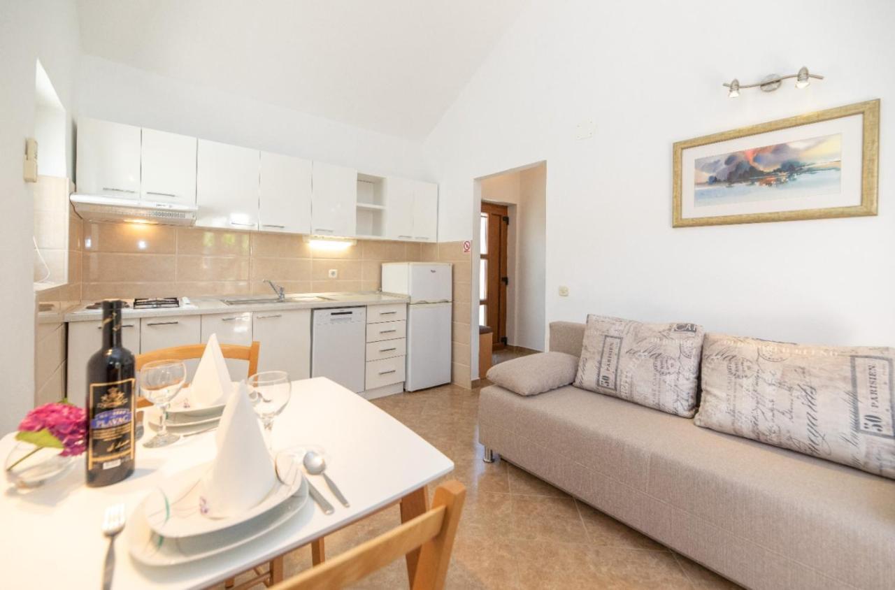 Apartments Jelena Supetar - Four Apartments - A Small House With A Private Yard - Two-Room Apartment With A Sea View - Studio Apartment - Two-Room Apartment With Garden View- Free Parking Dış mekan fotoğraf