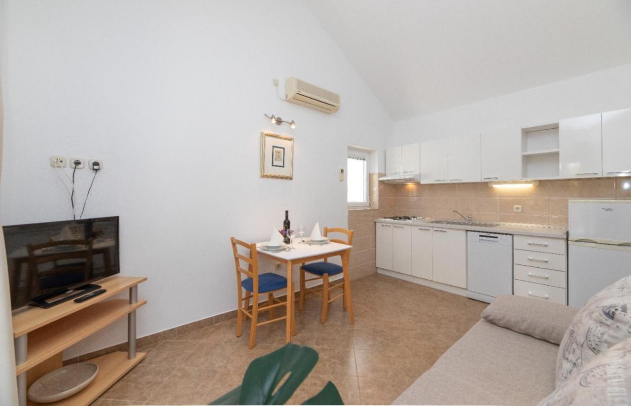 Apartments Jelena Supetar - Four Apartments - A Small House With A Private Yard - Two-Room Apartment With A Sea View - Studio Apartment - Two-Room Apartment With Garden View- Free Parking Dış mekan fotoğraf