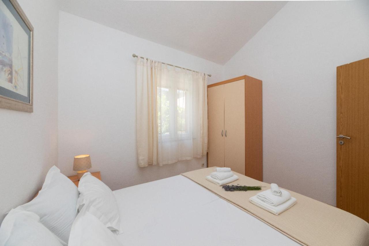 Apartments Jelena Supetar - Four Apartments - A Small House With A Private Yard - Two-Room Apartment With A Sea View - Studio Apartment - Two-Room Apartment With Garden View- Free Parking Dış mekan fotoğraf