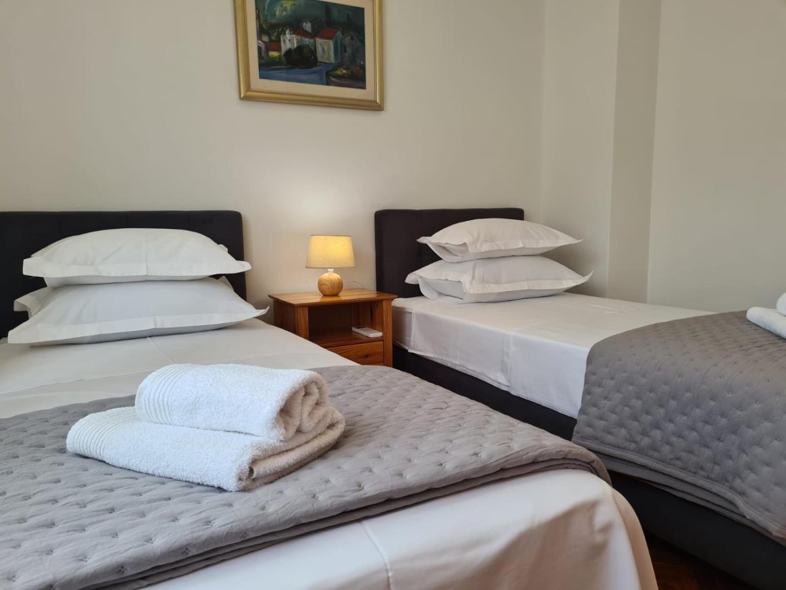 Apartments Jelena Supetar - Four Apartments - A Small House With A Private Yard - Two-Room Apartment With A Sea View - Studio Apartment - Two-Room Apartment With Garden View- Free Parking Dış mekan fotoğraf