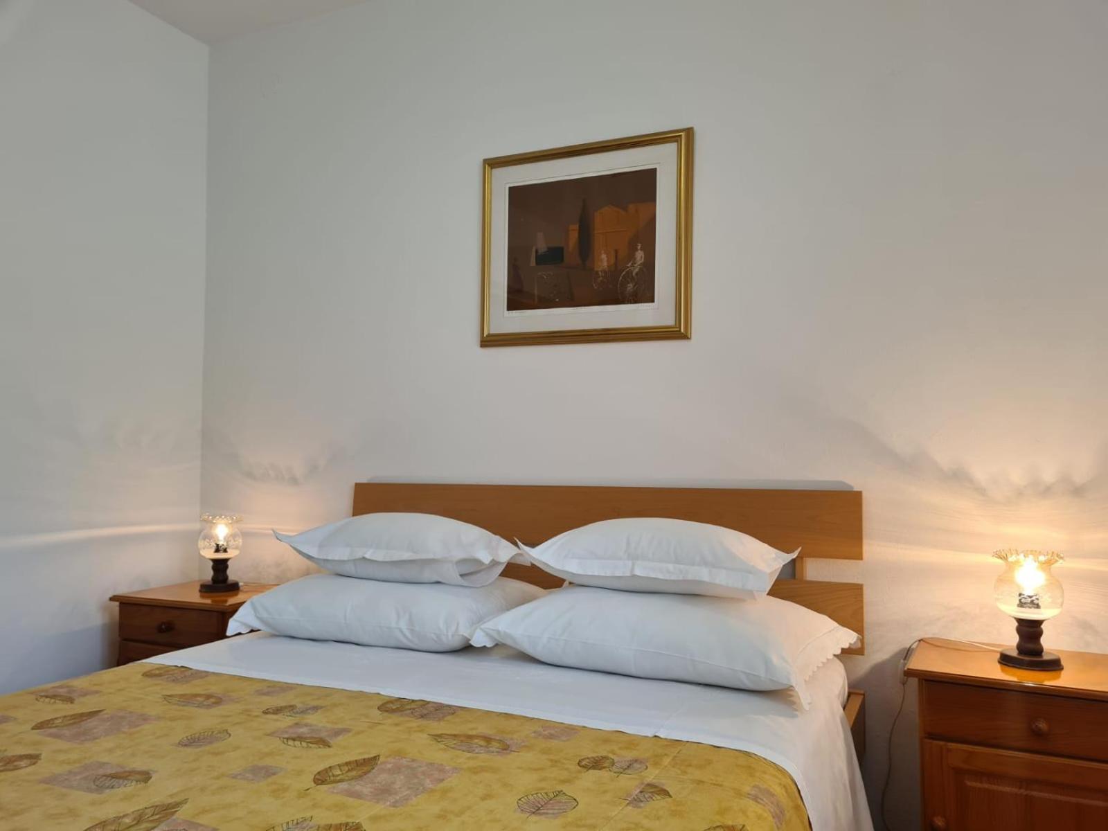 Apartments Jelena Supetar - Four Apartments - A Small House With A Private Yard - Two-Room Apartment With A Sea View - Studio Apartment - Two-Room Apartment With Garden View- Free Parking Dış mekan fotoğraf