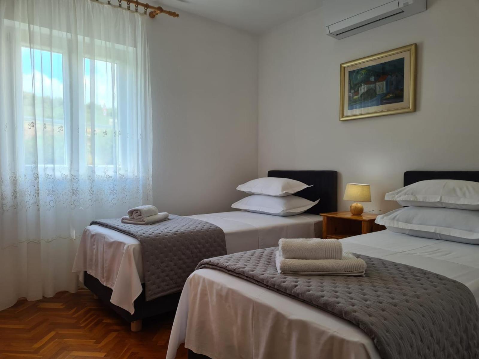 Apartments Jelena Supetar - Four Apartments - A Small House With A Private Yard - Two-Room Apartment With A Sea View - Studio Apartment - Two-Room Apartment With Garden View- Free Parking Dış mekan fotoğraf
