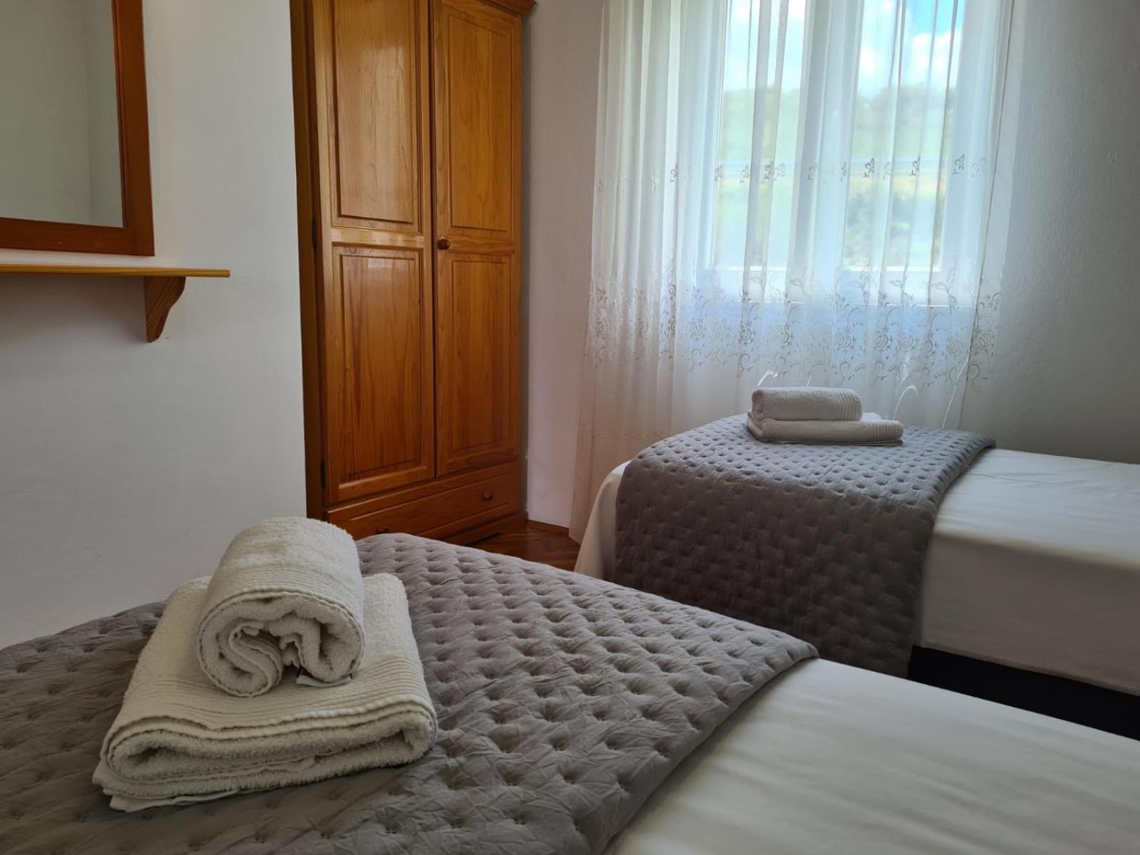 Apartments Jelena Supetar - Four Apartments - A Small House With A Private Yard - Two-Room Apartment With A Sea View - Studio Apartment - Two-Room Apartment With Garden View- Free Parking Dış mekan fotoğraf