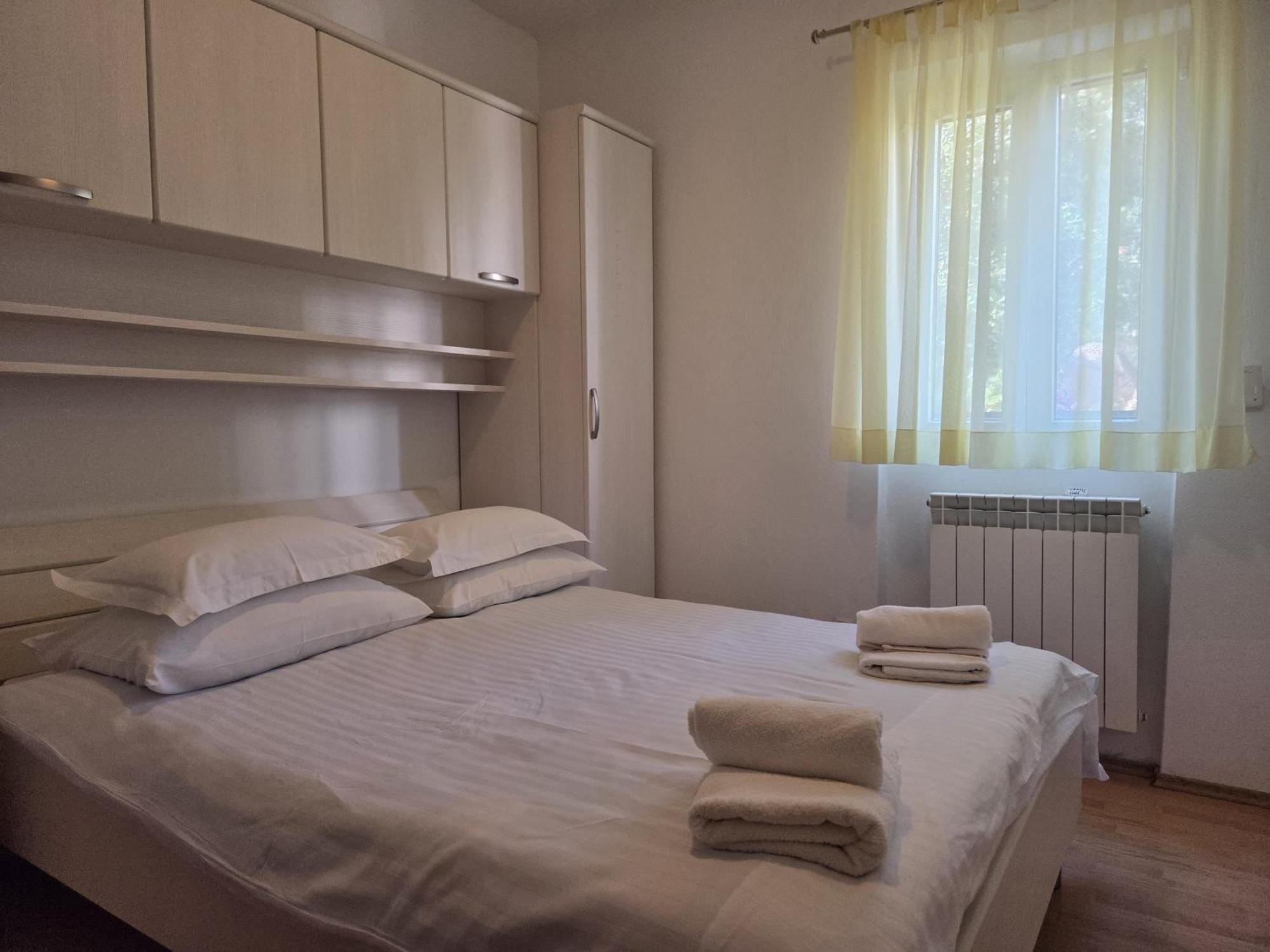 Apartments Jelena Supetar - Four Apartments - A Small House With A Private Yard - Two-Room Apartment With A Sea View - Studio Apartment - Two-Room Apartment With Garden View- Free Parking Dış mekan fotoğraf