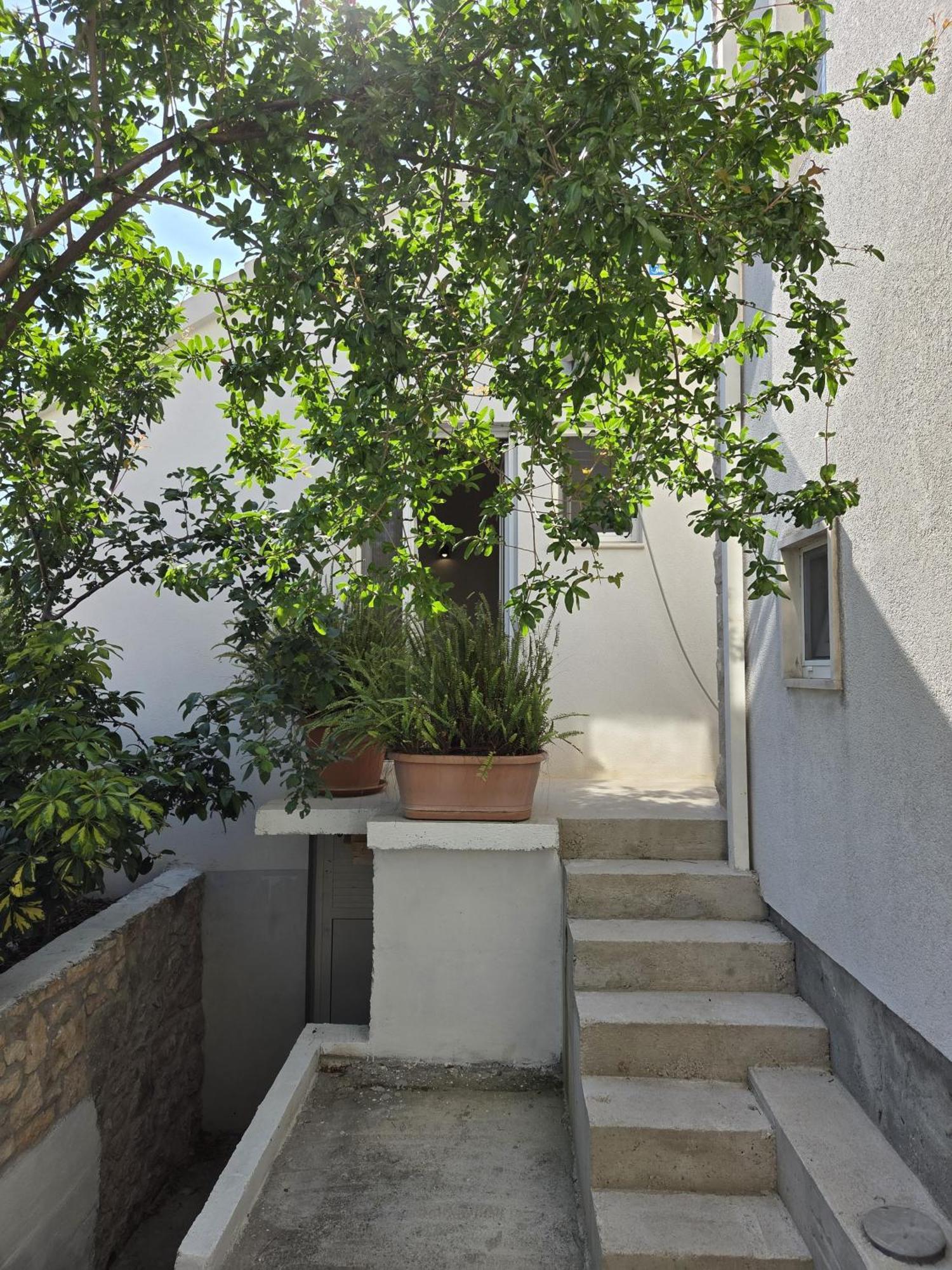 Apartments Jelena Supetar - Four Apartments - A Small House With A Private Yard - Two-Room Apartment With A Sea View - Studio Apartment - Two-Room Apartment With Garden View- Free Parking Dış mekan fotoğraf