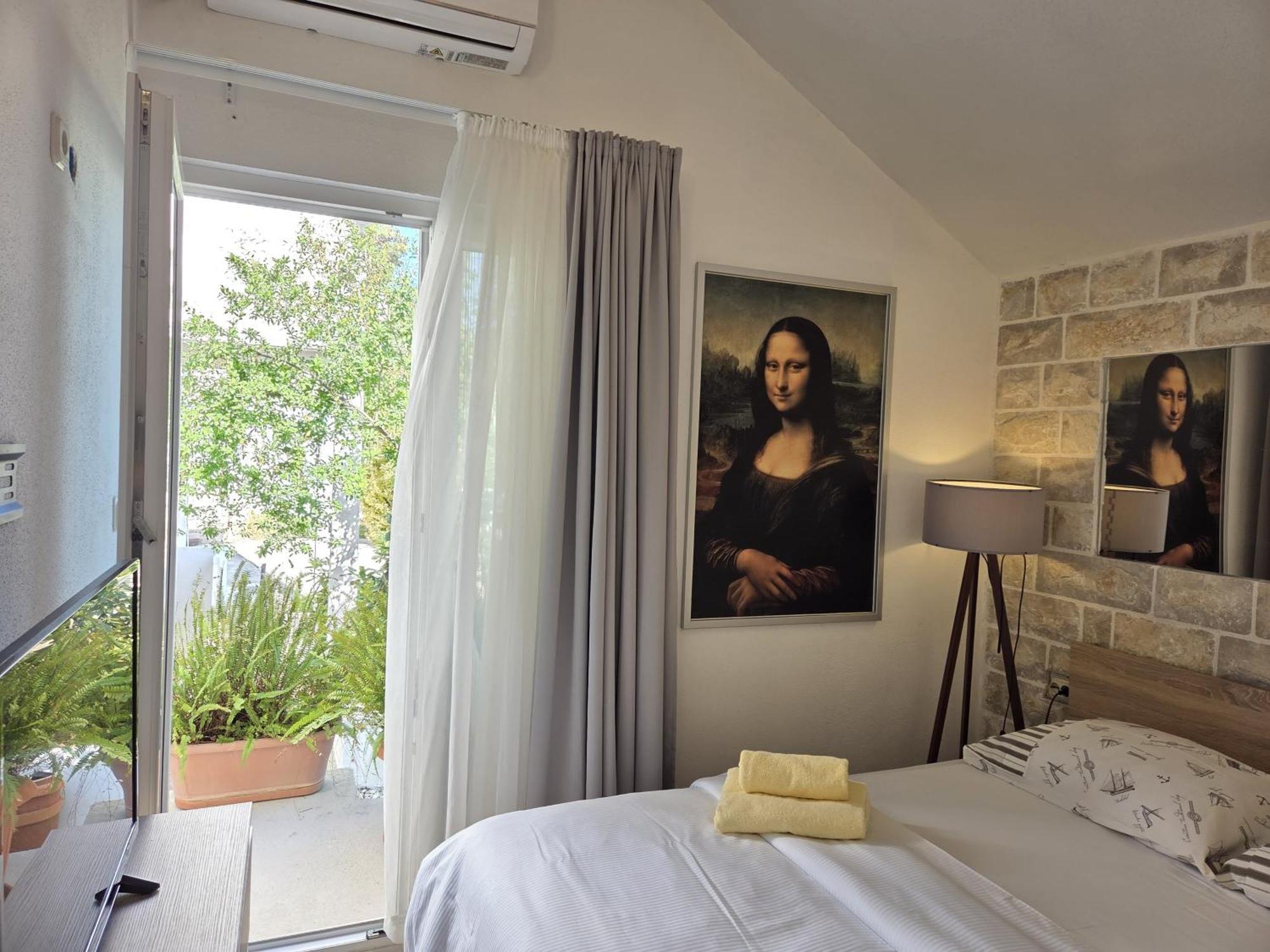 Apartments Jelena Supetar - Four Apartments - A Small House With A Private Yard - Two-Room Apartment With A Sea View - Studio Apartment - Two-Room Apartment With Garden View- Free Parking Dış mekan fotoğraf