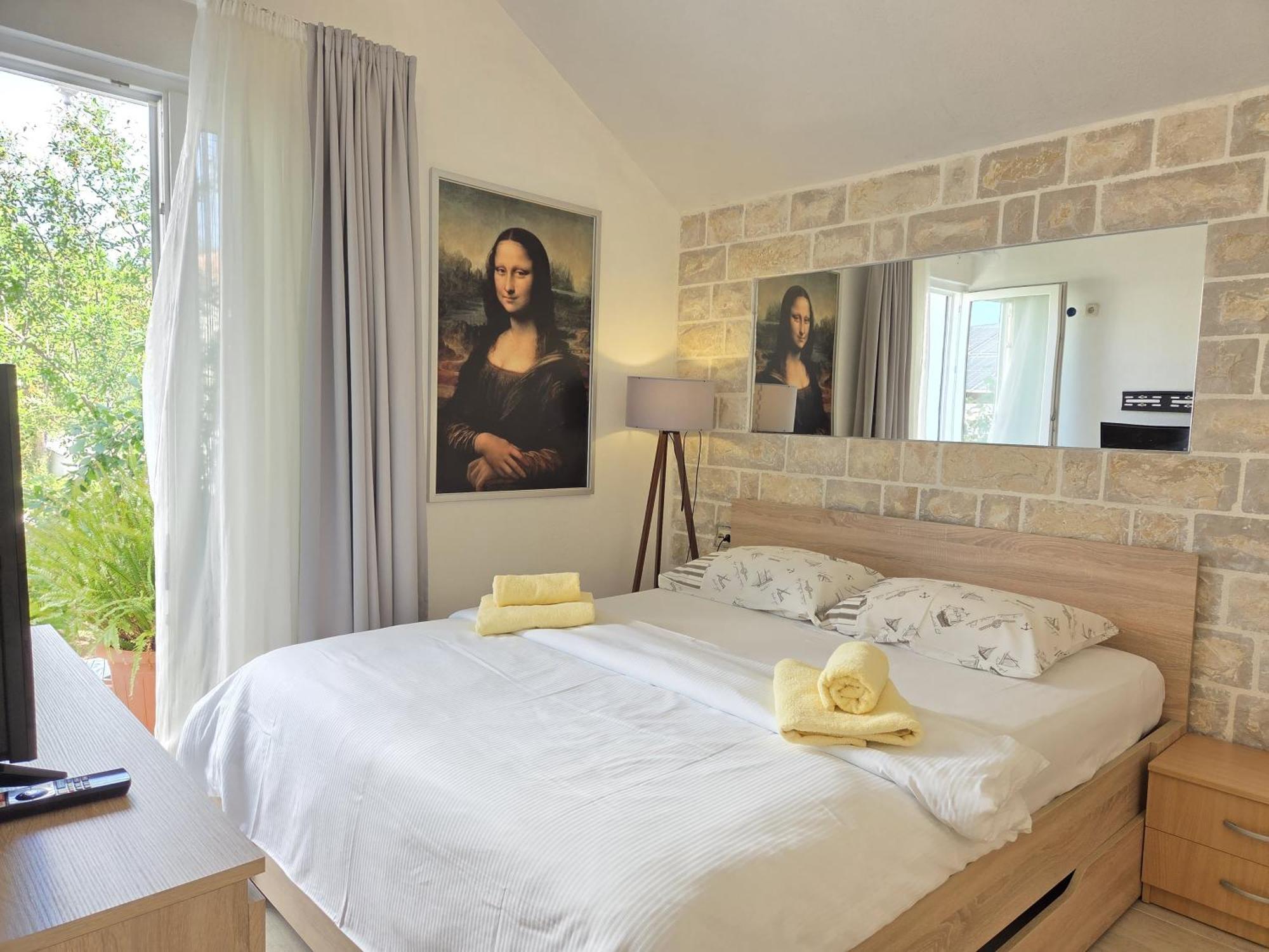 Apartments Jelena Supetar - Four Apartments - A Small House With A Private Yard - Two-Room Apartment With A Sea View - Studio Apartment - Two-Room Apartment With Garden View- Free Parking Dış mekan fotoğraf