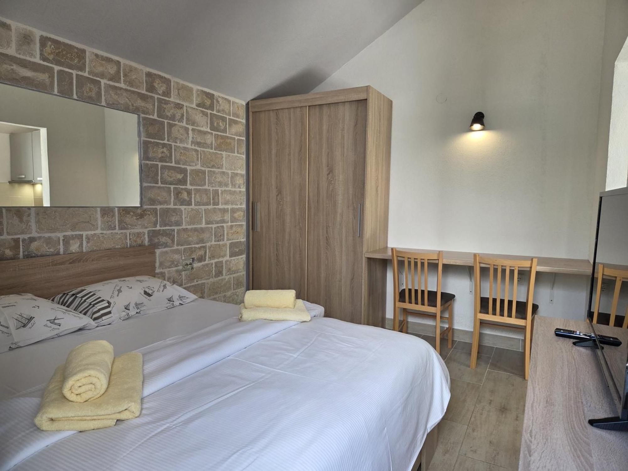Apartments Jelena Supetar - Four Apartments - A Small House With A Private Yard - Two-Room Apartment With A Sea View - Studio Apartment - Two-Room Apartment With Garden View- Free Parking Dış mekan fotoğraf